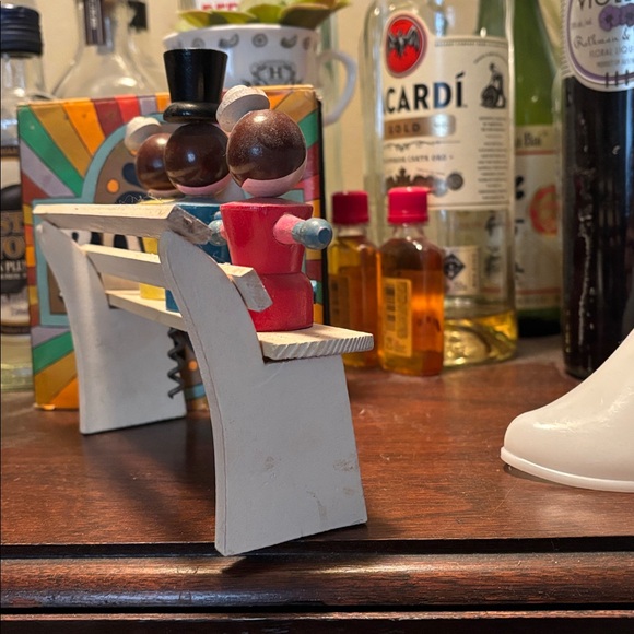 Vintage Ladies and gent on a bench bottle opener bar set - Picture 4 of 4